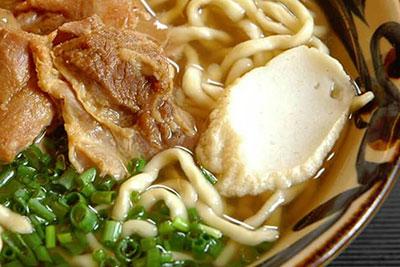 達人はおいしい沖縄そばを「たたずまいの美しい美人そば」と呼ぶ