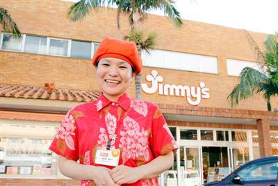 赤レンガにヤシの木が目印。スタッフのアロハシャツも特徴的