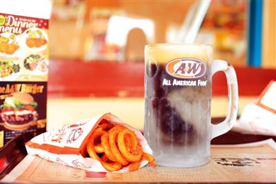 A&Wといえばルートビア。人気のカーリーフライとの相性は抜群