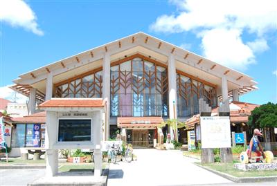 与那覇岳をイメージした建物。重量挙げするヤンバルクイナが目印