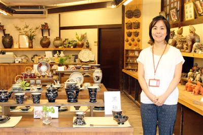 さまざまな色や柄の「やちむん」撮影協力／壺屋焼 窯元 育陶園