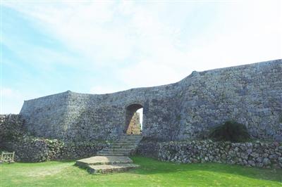 六つに連なった琉球石灰岩の城壁が美しい小高い丘にあるグスク