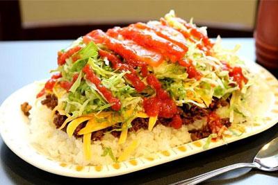 低価格で満腹になれるコスパの良さもタコライスが愛されるゆえん