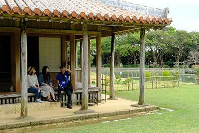 池を中心とした庭園には、ゆったりとした時間が流れる