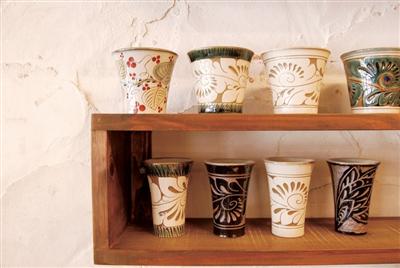 一つ一つ手作りのやちむんは素朴な持ち味が魅力