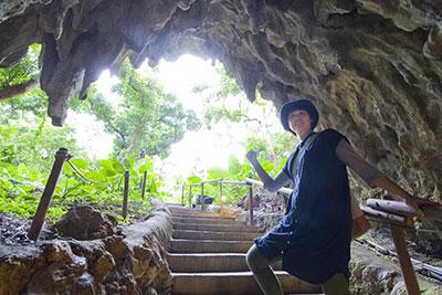 洞窟をくぐってツアー開始！ 期待感とワクワク感が高まる瞬間だ