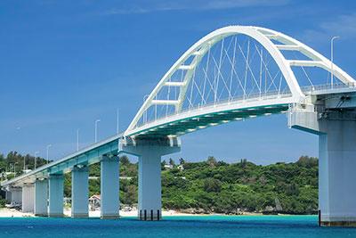 沖縄本島から車で行ける近さながら、とびきり美しい海が広がる