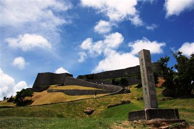 いつも多くの観光客でにぎわっている勝連城跡