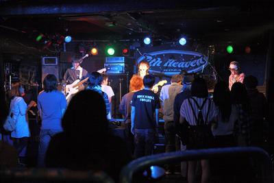 週末のコザのライブハウスでは、熱いステージが繰り広げられる