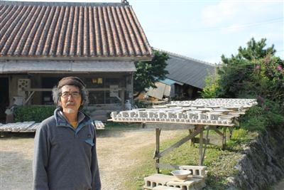 工房の奥には登り窯。たくさんの器が焼き上がるのを待つ達人