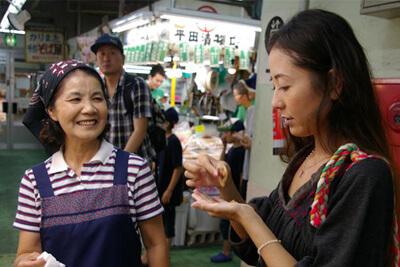 写真は、沖縄県出身俳優の藤木勇人さんと市場のおかあさん
