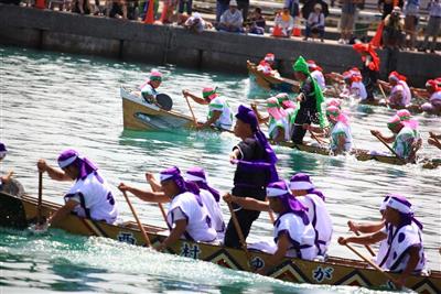 海の男たちによる競漕は、豪快なエーク（櫂）さばきが見どころ