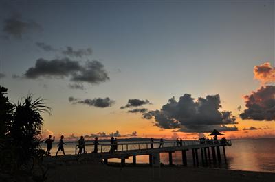 フサキビーチに夕焼けを見に集う人々