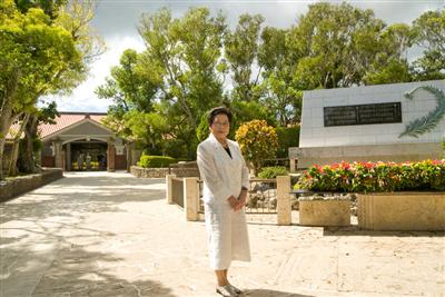 ひめゆりの塔に隣接するひめゆり平和祈念資料館と館長の島袋さん