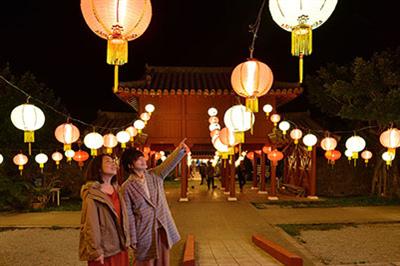 本土では珍しい形状の門構えと琉装（沖縄の衣装）