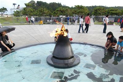 毎年6月23日（慰霊の日）には、多くの人が祈りを捧げる