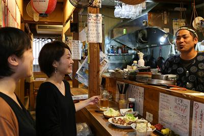 昼も夜も活気を見せる昔ながらのマチグヮ