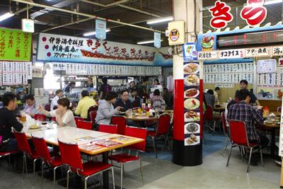 人も座席もひしめき合って大衆的な雰囲気（写真提供：OCVB）