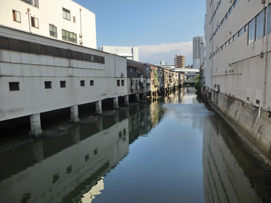 神嶽川の水上に建つ左手の長屋に、旦過市場の店舗が入居している