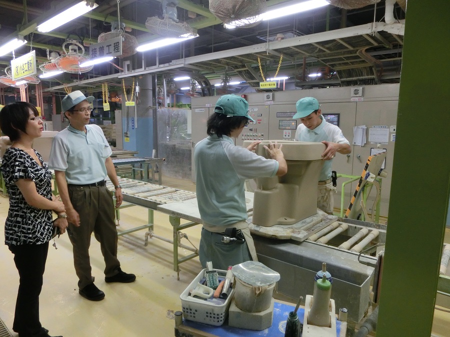 TOTOの工場見学にて。病院などで使われる汚物流しの接着作業