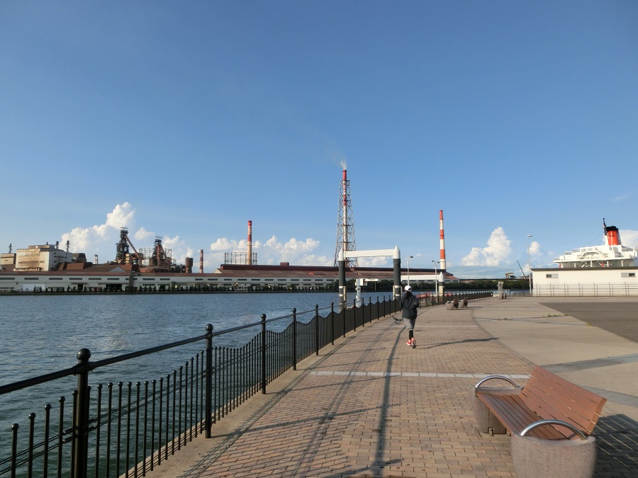 JR小倉駅から歩いて10分。工場群が眺められるポイント