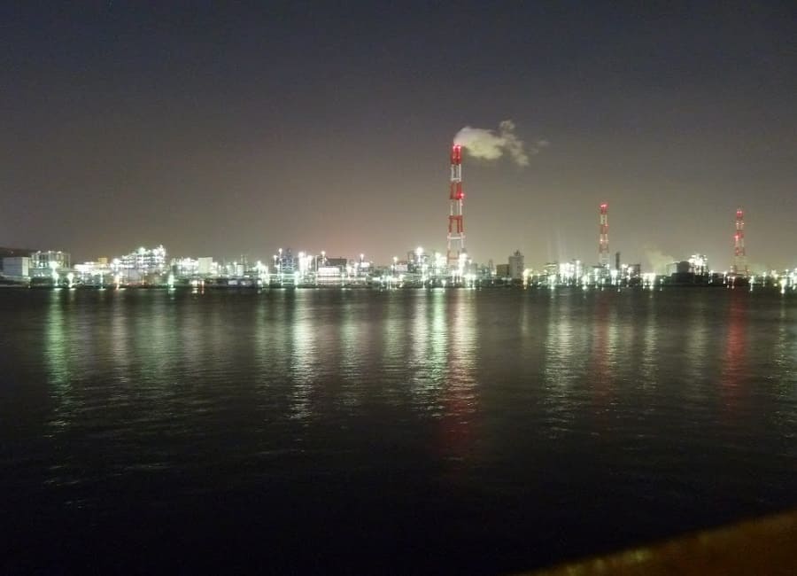 洞海湾を囲むように広がる工場群を二島埠頭から眺める