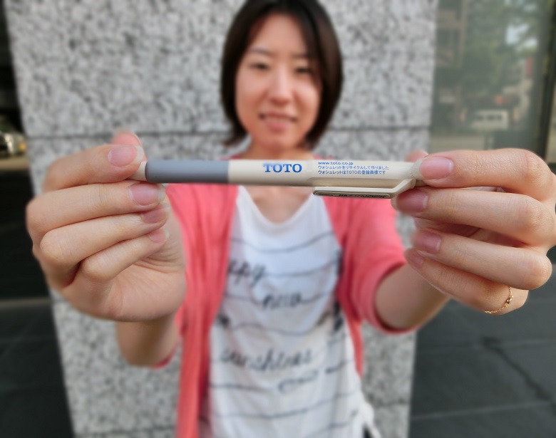 TOTO工場見学では、土産にボールペンがもらえる