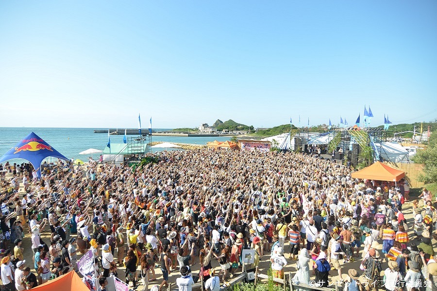 海岸の野外ステージで盛り上がる「Sunset Live」
