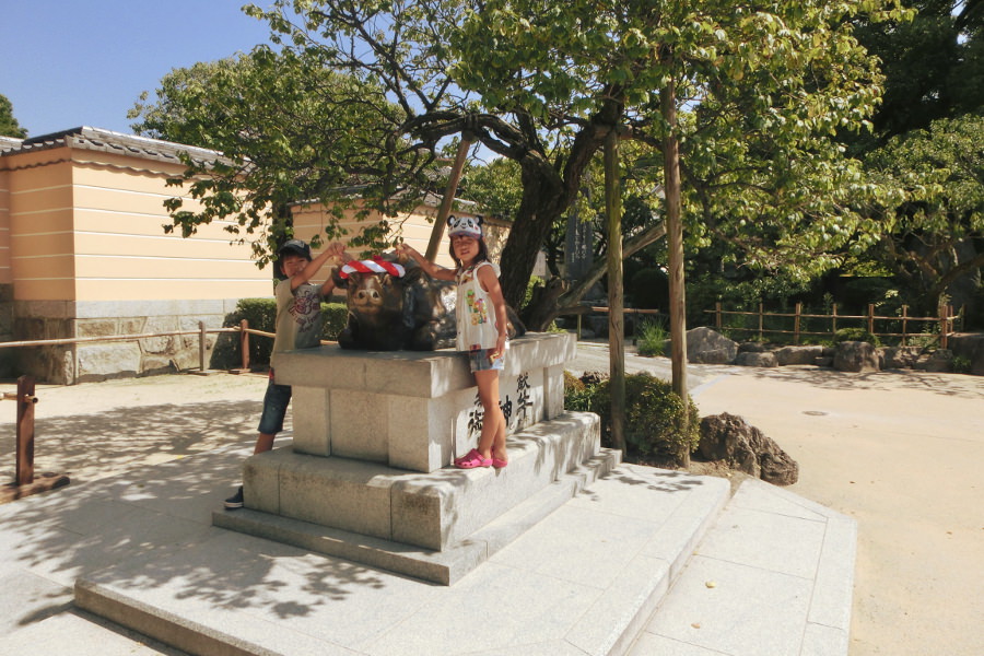 境内の御神牛は、頭をなでるとかしこくなるといわれる