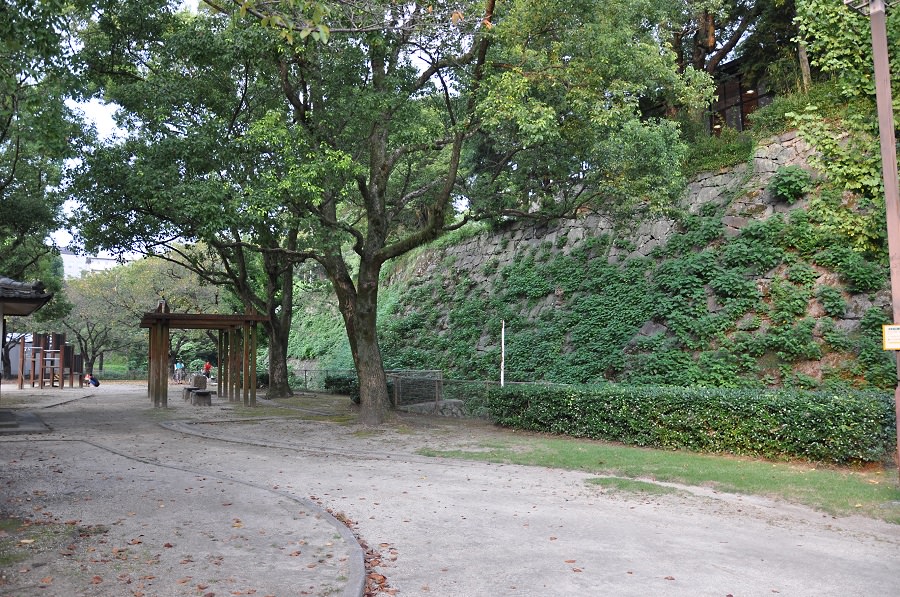 中世の隈本城の水堀を埋め立てた古城堀端公園