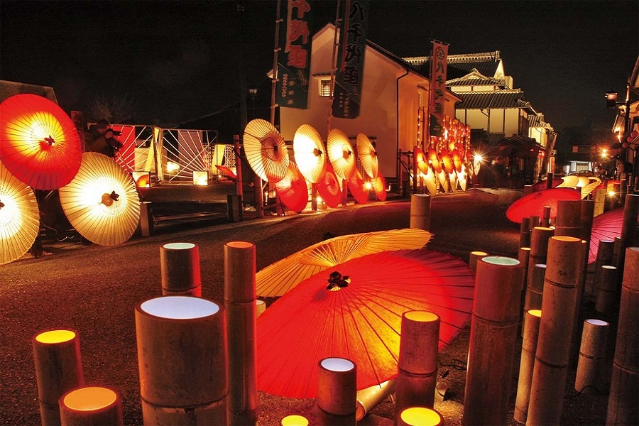 闇夜に灯る和傘や竹灯りが美しい「山鹿灯籠浪漫・百華百彩」