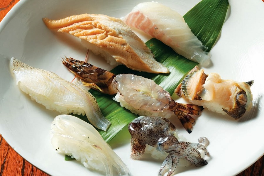 三角西港　港付近では新鮮な海の幸も楽しめる