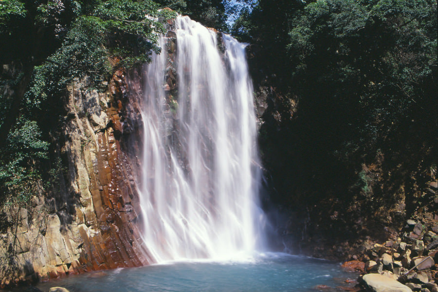 落差23メートル、幅16メートルの「丸尾滝（まるおだき）」