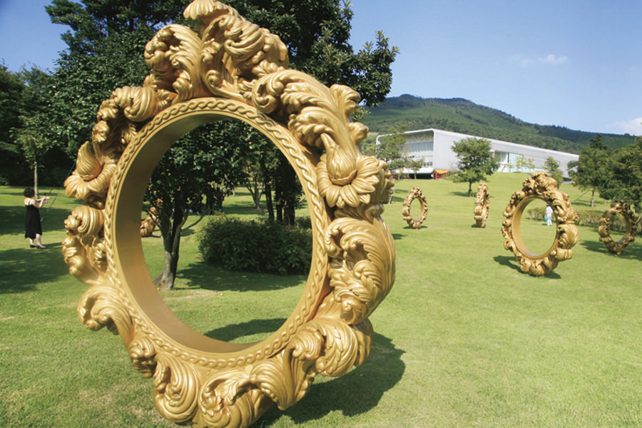 芝生の上や林の中にさまざまな作品たちが待っている