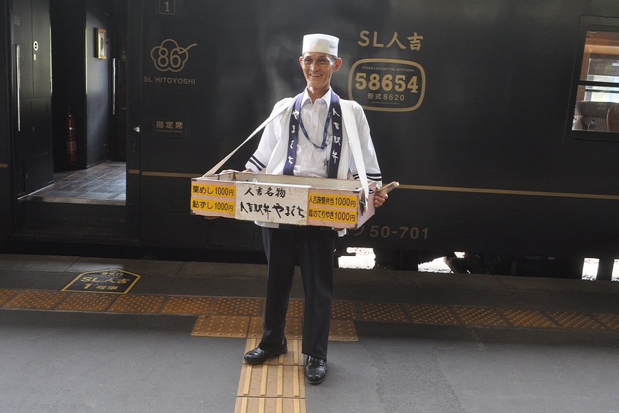 昔懐かしい駅弁売りの菖蒲さん。その道45年の大ベテラン！