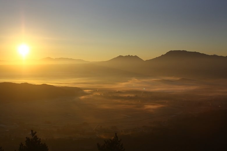 大観峰から眺める朝日