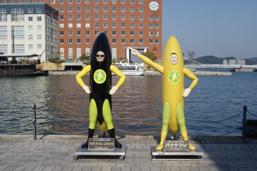 海峡プラザ前にあるバナナマンの像