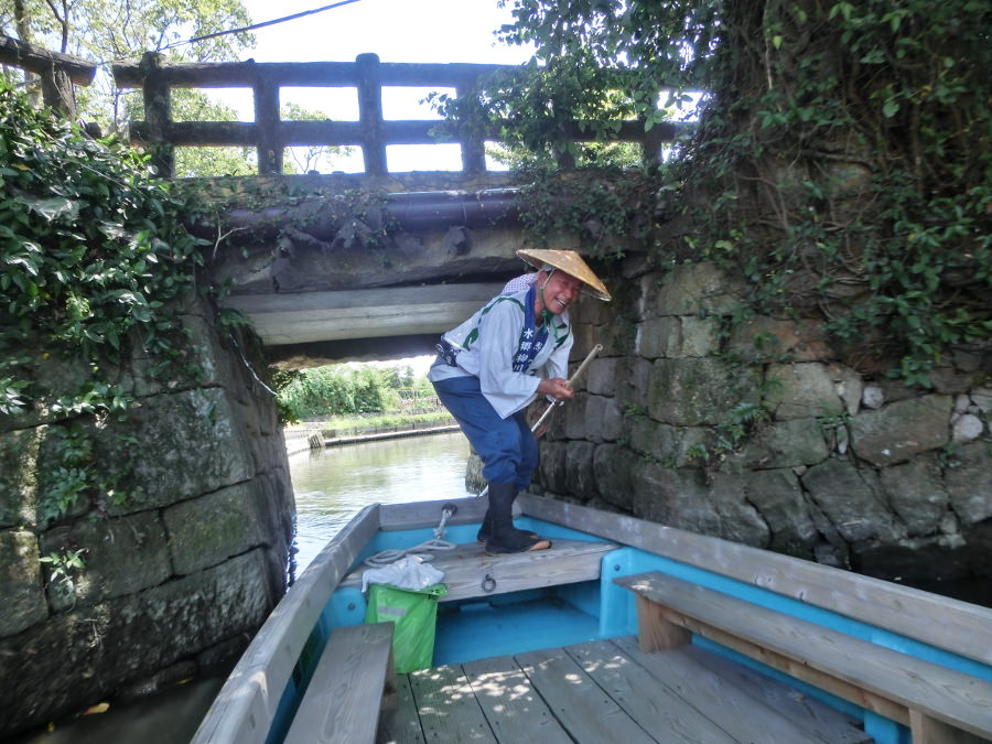 どんこ舟が通れるギリギリの広さの水門をくぐる