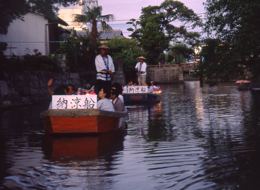 日中とは異なる眺めの町並みをめぐる「あかり舟」