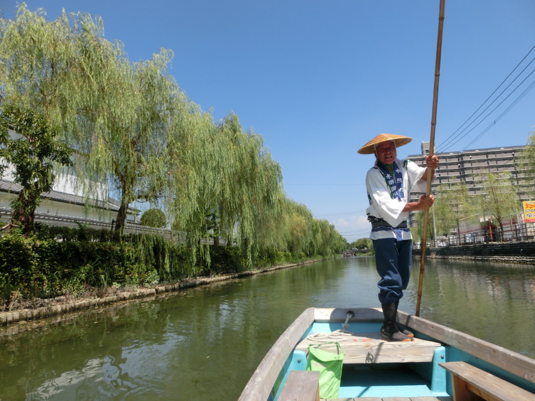 柳の緑したたる水路をどんこ舟で進む