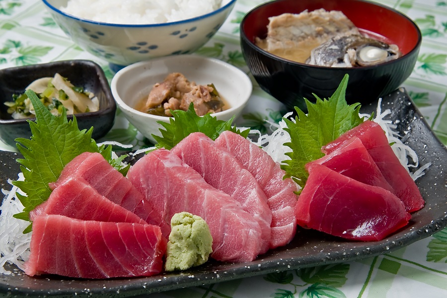 赤身,中トロ,大トロの味比べ！まるいち食堂マグロ3点盛り定食