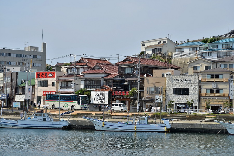 漁港を中心にマグロ料理の店が並ぶ三崎港 