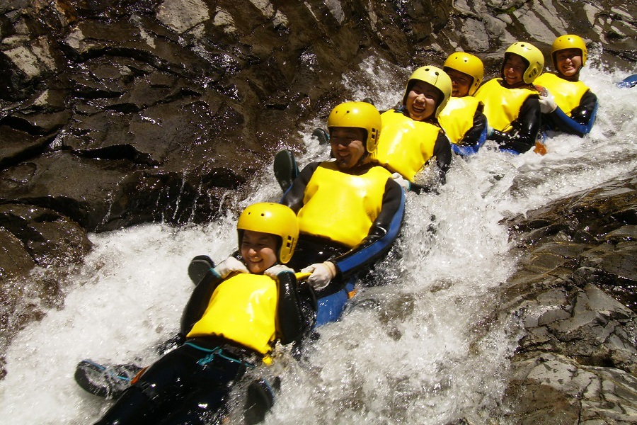 急流を体一つで滑り降りるキャニオニング