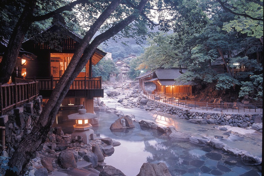 渓流に沿って大露天風呂が並ぶ宝川温泉汪泉閣