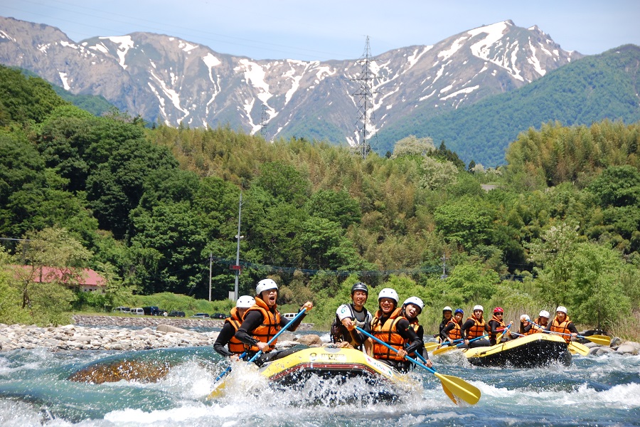 谷川岳の雄姿を眺めながら激流を下るラフティングは迫力満点 