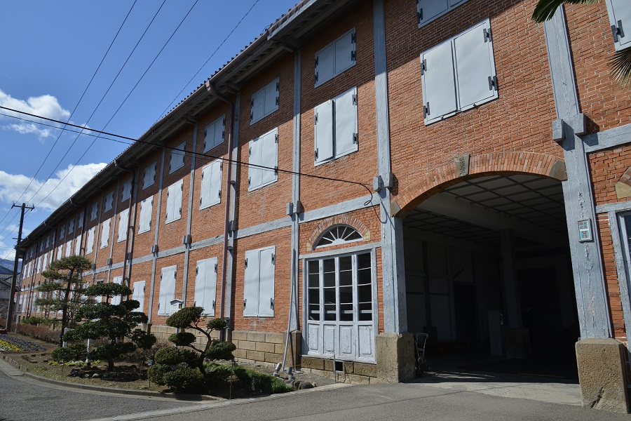 木骨レンガ造り、切妻2階建ての東繭倉庫。重厚かつ壮大な建物だ