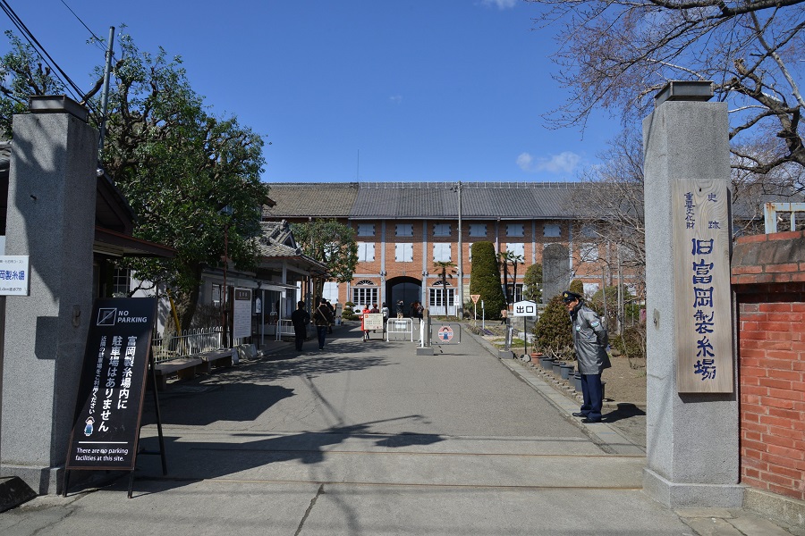 創業当時の隆盛を感じさせる風格ある門構え 