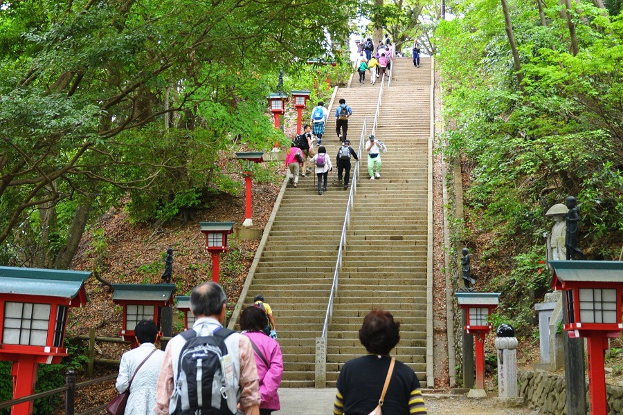 薬王院の表参道である「１号路」は、赤い灯籠が続く