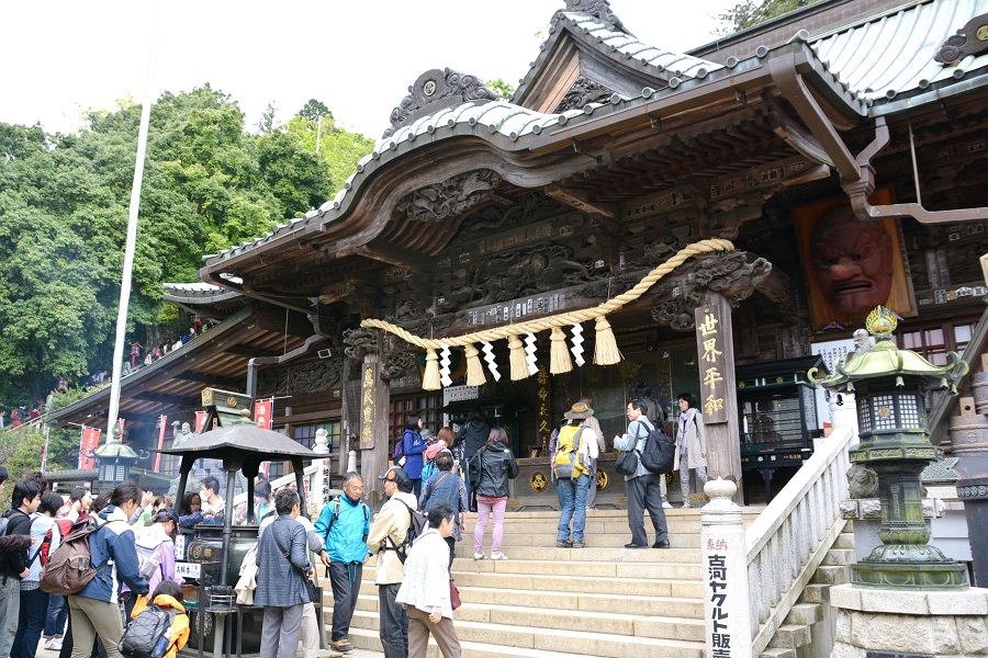 登山客でにぎわう御本殿