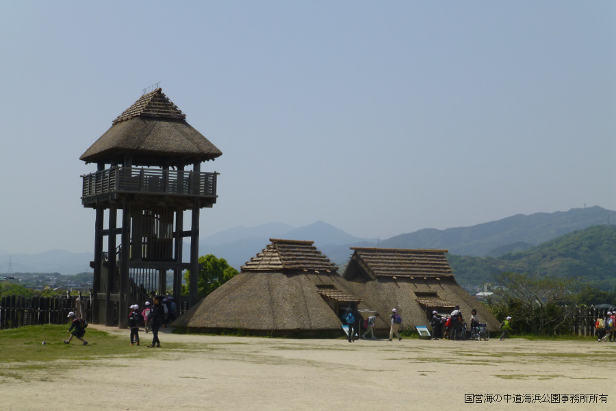 物見やぐらや竪穴住居など20棟が復元された「南内郭」
